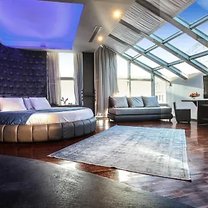 Diamond Suites, Philian And יוון